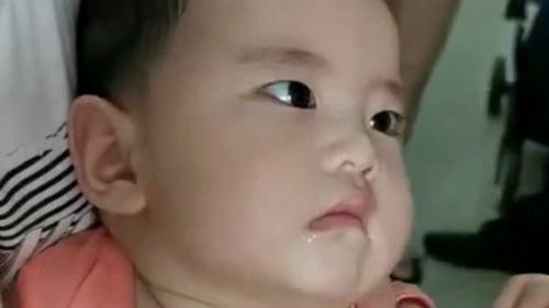 带儿子去医院打针,他全程都是面无表情,妥妥的高冷总裁的风范