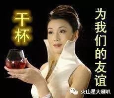 游客敦拍照只会剪刀手你out了这年头我们都竖大拇指