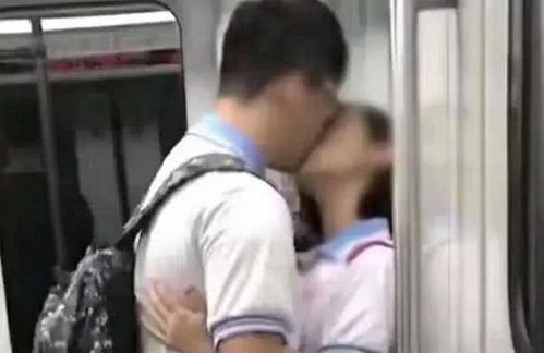 高中生情侣地铁接吻,旁边大爷表情亮了网友心疼大爷3秒