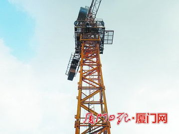 30米高塔吊上工人突晕倒工地消防员爬塔吊救人