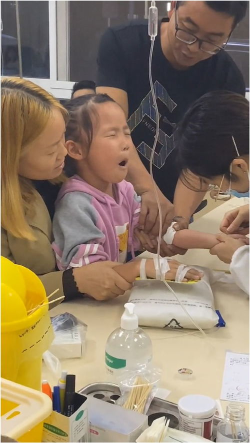 心疼又好笑女孩做皮试太害怕表情管理失控,连呐喊都百转千回