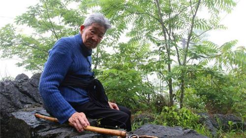湖南92岁老人,花14年自建活人墓,每天睡棺材里,只怕死后麻烦人