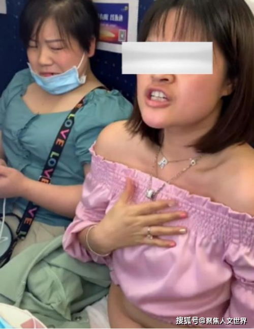 女子高铁直播现场做不雅举动,邻座大姐表情高能这是干啥