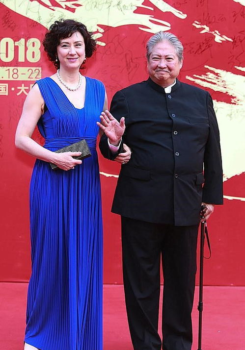 68岁洪金宝独自出门买菜,戴口罩墨镜包裹严实,瘦到大肚腩变小了