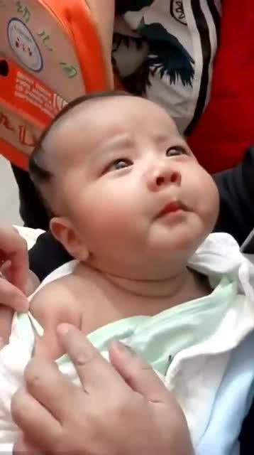 我忍住,我不哭,因为我是男子汉,这小宝宝的表情也是厉害了