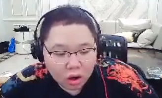 白鲨带pdd玩cf生化模式,骚猪被突袭后露出呆萌表情,太逗了