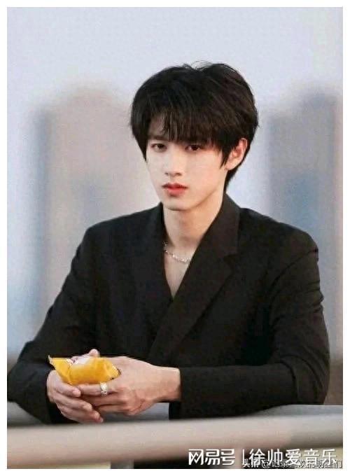 朱志鑫年少成名,阳光帅气迷人十足