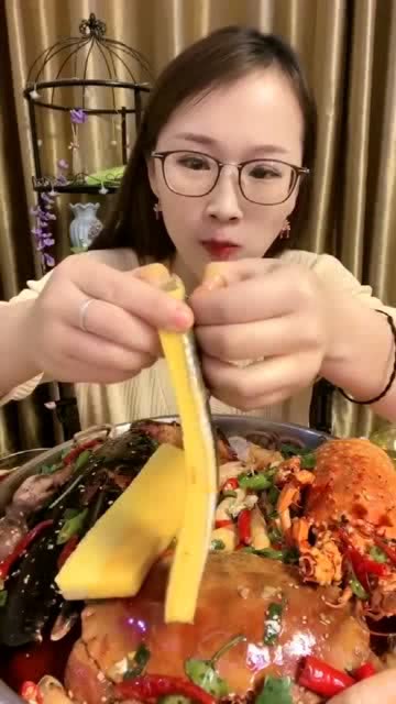 小姐姐用独特手法撕鱼皮,激动地脸成表情包,不当演员可惜了