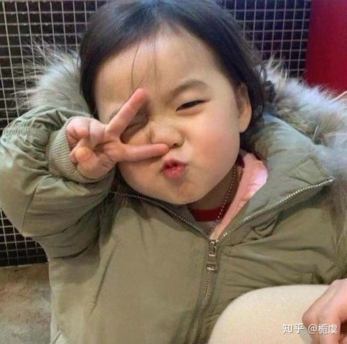 歪头瞪人表情包的小女孩是谁