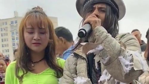 乞丐哥破衣烂衫求可怜,围观男女一脸看不起的表情