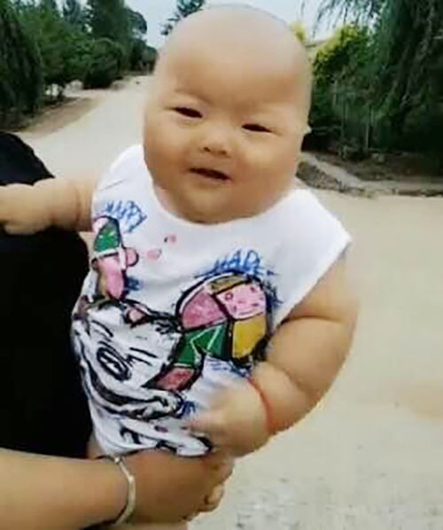奶奶抱1岁宝宝出门玩,旁边阿姨叫宝宝小胖墩,宝宝的反应笑喷了