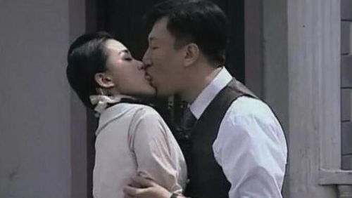 明星拍吻戏时,为何只拍上半身当镜头下移看到腿,简直笑到模糊