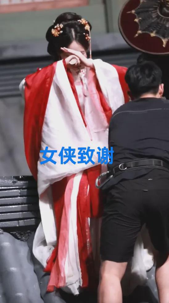 李一桐拍戏现场,蜈蚣钻进衣服,李一桐可爱表情好搞笑