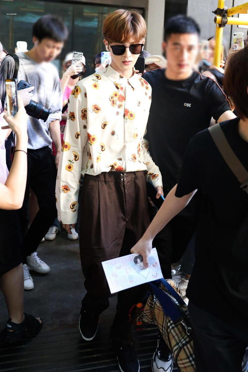 七夕也在努力工作的演员正廷用酷拽表情鲨人的小花蝴蝶