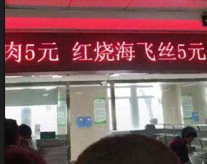 爆笑gif图妹子,咱公共场合注意形象,后面大爷表情多嫌弃呀