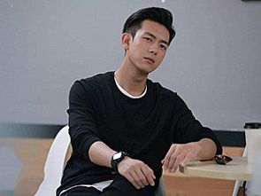 李现做活动现场玩手游,看到他的表情,网友这还是韩商言吗
