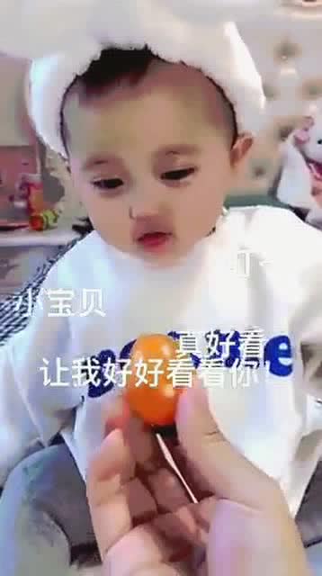 宝宝吃个水果表情太多了