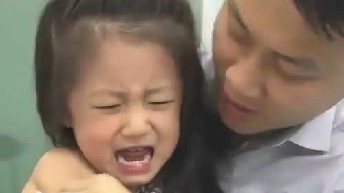 果然女儿都是爸爸的小棉袄,看见女儿打针的表情,父亲心疼的直掉眼泪