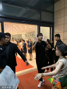 高兴到模糊李现挥手同粉丝打招呼秒变表情包