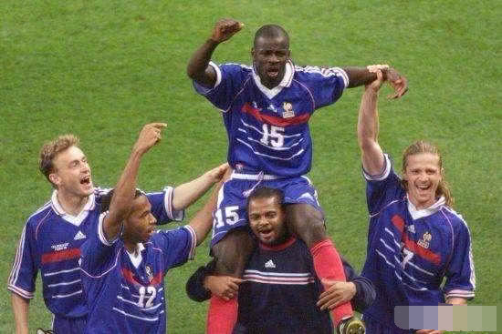 表情1998年世界杯,巴西队多打一人的情况下为什么还是输掉冠军表情