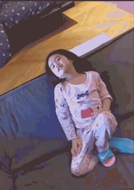 包贝尔女儿将李先生听成李现,立刻变身追星族,花痴表情搞笑十足