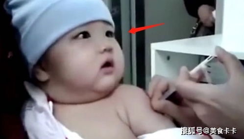 1岁宝宝打疫苗针,好奇看着医生不眨眼,接下来一幕大伙儿都乐了