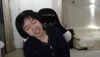 神超直播做对不起pdd的事,一q打死四个pdd,神超这个表情亮了