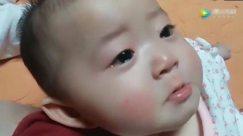 这才是真的宝宝心里苦,但宝宝不哭,表情太憋屈了,网友直呼心疼