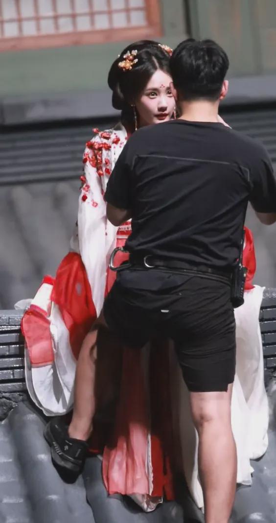 李一桐拍戏现场,蜈蚣钻进衣服,李一桐可爱表情好搞笑