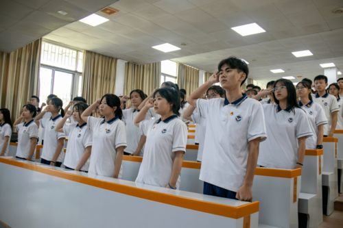 青春向党薪火传承两英中学举行学党史强信念跟党走党史学习教育暨新团员入团仪式
