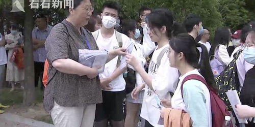 从教35年教师延迟两个月退休只为最后一次送考