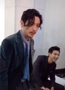 陈晓出席活动,身后李现的表情却抢镜了,网友不太聪明的亚子