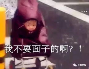 真是笑疯了为避暴雨,大妈把娃塞进...