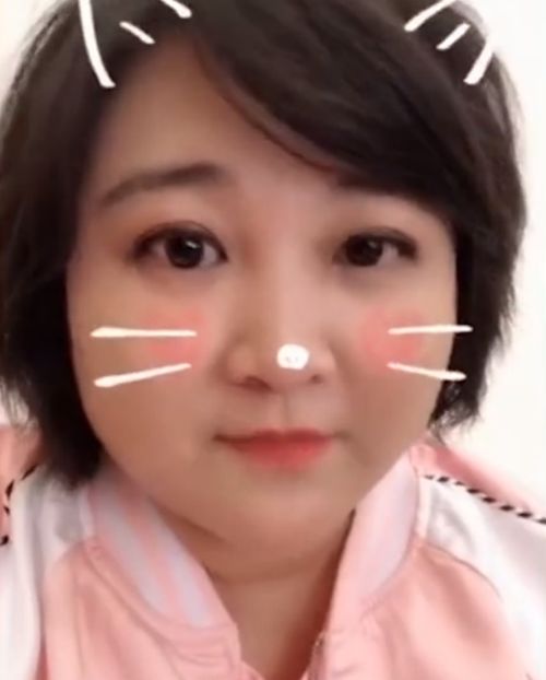 你好李焕英超41亿,贾玲用滤镜玩自拍,脸蛋虽圆但可爱度超标