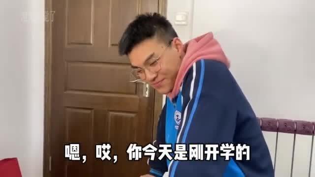弟弟开学第二天就把生活费花光了,找我借钱吃饭,你说我给他吗
