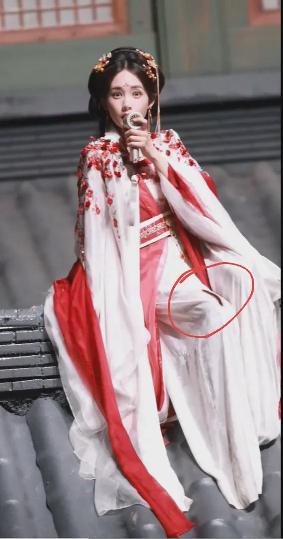 李一桐拍戏现场,蜈蚣钻进衣服,李一桐可爱表情好搞笑