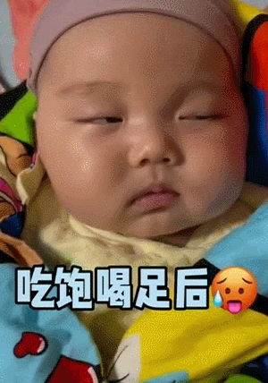 喝奶前和喝奶后,宝宝表情变化太真实了,喝了几两啊醉成这样