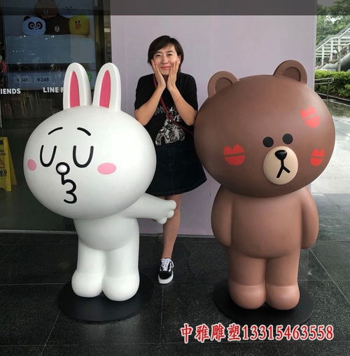 布朗熊可妮兔卡通玻璃钢雕塑梅州布朗熊可妮兔树脂雕塑订制