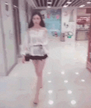 gif搞笑趣图不就一个吻嘛妹子有必要露出这表情吗