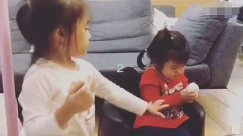 贾静雯晒咘咘波妞相爱相杀视频,咘咘推波妞四下,波妞一招反杀