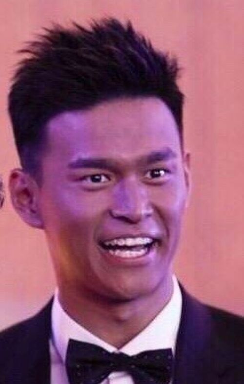 孙杨训练被晒黑不动简直是蜡像,合照傻笑成表情包