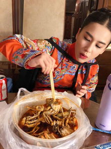 组图黄圣依穿古装戏服吃香辣蟹辣到眯眯眼