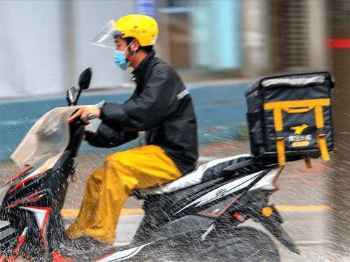 下雨天孩子不想点外卖,说外卖员太辛苦了,家长怎么和孩子解释