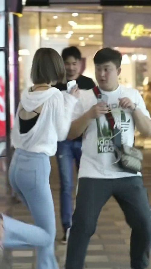 小姐姐认错人了,看把小哥哥吓成啥样子,都吓成表情包了