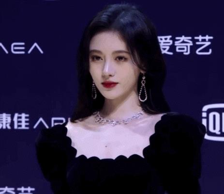 服了这次鞠婧祎尖叫之夜的颜值太绝了,像暗夜里的精灵