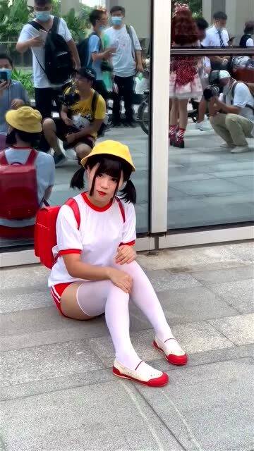 小姐姐这个cos太棒了,连呆呆的表情都模仿到了