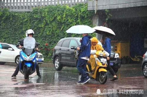 外卖小哥遇到下雨天,5单全超时等于白干,网友谁让你没本事