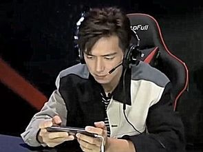 李现做活动现场玩手游,看到他的表情,网友这还是韩商言吗