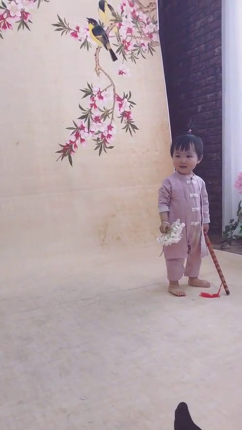 小美女把笛子当打狗棍了吧,这小表情萌翻了,太可爱了
