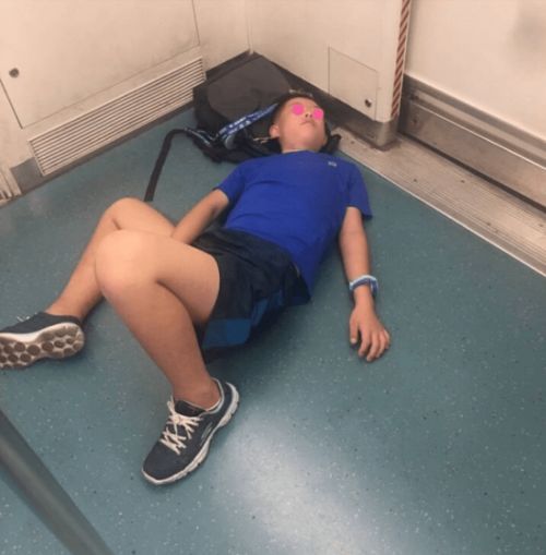搞笑gif动图小伙子不要太嘚瑟,当年我手还在时,比你快多了